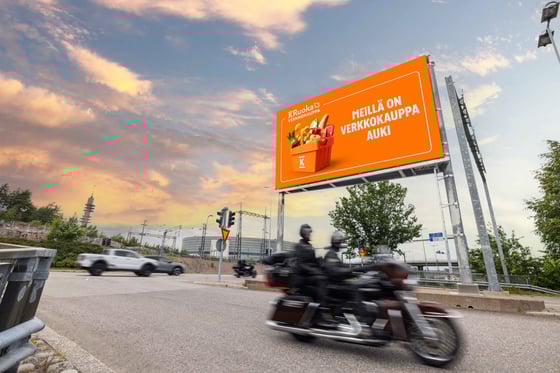 https://5228376.fs1.hubspotusercontent-na1.net/hubfs/5228376/Kansiot/2024/Testaa-kampanjaasi-valmiit/ROADSIDE%20Kesko_Panorama.jpg