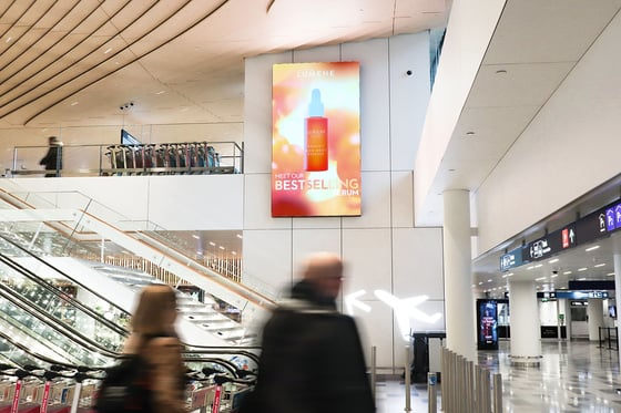 https://info.clearchannel.fi/hubfs/Kansiot/Tsekatut%20k%C3%A4yt%C3%B6ss%C3%A4/Lumene_DeparturesWall_Airport_Finland_2023.jpg
