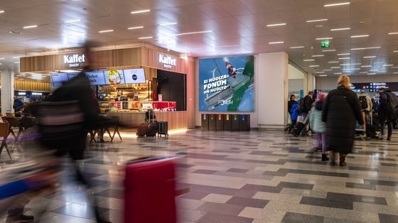 https://5228376.fs1.hubspotusercontent-na1.net/hubfs/5228376/Lomarengas%20-%20AIRPORT%20-%20Arrivals%20Fame%20Takeover%20-%20The%20Arrivals%20Wall%20-%20vk1%20-2025%20(1).jpg