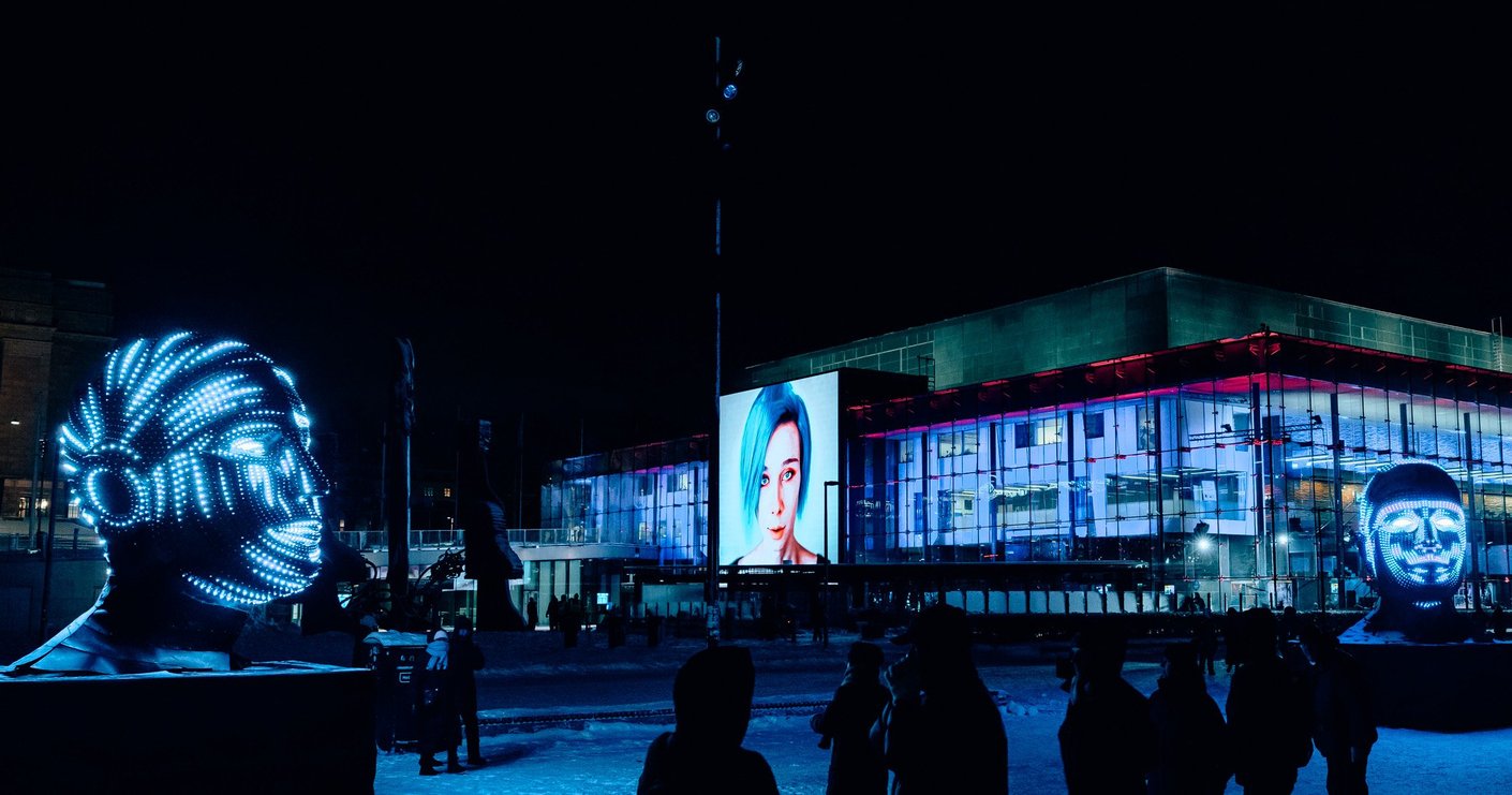 Lux Helsingin valoteos elävöittää katukuvaa Musiikkitalon seinällä