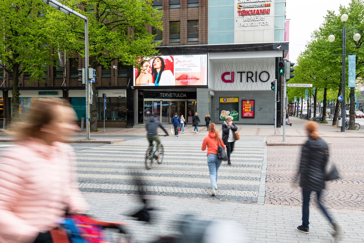 Trio Shopping Wall (horizontal, outdoor)