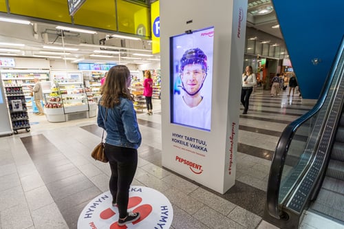 PEPSODENT KUTSUI KULUTTAJAT HYMYILEMÄÄN KANSSAAN